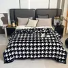 Manta Raschel Engrosada Manta Cálida de Invierno Manta Nube Manta de Terciopelo Doble Cara Colcha Manta de Regalo de Boda Venta al por Mayor