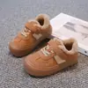 Sapatos Infantis de Algodão 2025 Outono e Inverno Forrados com Lã Novos Sapatos Esportivos para Meninos Sapatos Antiderrapantes Meninas Bebê Sola Macia Quente