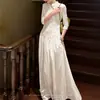 Nuevo vestido cheongsam mejorado de estilo chino para mujer, con cuello alto, botones de nudo chino y detalles bordados, con una falda larga y fluida, encarnando un estilo nacional suave y elegante