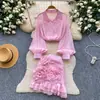 Elegante y dulce conjunto rosa de dos piezas para mujer, sencillo y exquisito, versátil, con camisa y falda florales tridimensionales, adecuado para principios de verano.