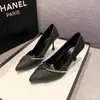 Saltos altos femininos, nova coleção de verão 2026, saltos agulha sexy, bico fino, adornados com strass, sapatos sociais de corte baixo, sapatilhas versáteis e da moda