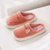 Qida Shun Novo Preço Especial Chinelos de Algodão para Casa Inverno Antiderrapante Sola Grossa Sapatos Masculinos e Femininos Chinelos de Algodão Quentes para Casa Atacado