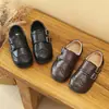 Zapatos de Cuero Brogue para Niñas Impermeables Mocasines de Estilo Británico para Niños Transpirables Nuevos Zapatos Infantiles Primavera y Otoño 2026