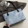 Bestseller transfronterizo: estilo casual, color block, bolsa tote de gran capacidad, bolso de hombro versátil y lindo con relieve para estudiantes