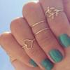 En 2015, AliExpress vendió decenas de miles de anillos de cuatro piezas con hojas populares, clavos de comercio exterior europeos y americanos J004.