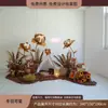 Escena de decoración de escaparate de tienda de ropa con flores de otoño, juncos, hierba y flores secas para una transmisión en vivo con temática femenina