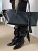 Otoño/Invierno 2026 Nuevas Botas Altas Vintage de Cuero Suave con Punta Fina y Tacón Grueso para Mujer, con Cordones, Botas de Corte Ancho Apilables