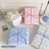 Una variedad de lindos papeles de regalo de dibujos animados para regalos navideños, materiales de embalaje para cajas de regalo, papel de regalo mixto de alta apariencia