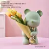 Arranjo de Flores de Aniversário Desenho Animado Feito à Mão, Decoração de Sala de Estar, Urso Violento Sentado de Alta Qualidade Totalmente Feito à Mão, Decoração Criativa de Formatura