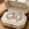 Pendientes Ovelo de Acero Color Diamante con Tachuelas Estilo Coreano para Mujer, Acero de Titanio Simple y Lujoso, Delicado Diseño de Siete Diamantes, Mismo Estilo para el Trabajo, Ambiente Retro