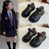 Zapatos de Cuero Versátiles Negros Estilo Británico Retro para Niñas 2026 Nuevo Estilo Primavera/Otoño Suela Suave Zapatos de una Sola Pieza Tallados Zapatos de Moda con Tira en T