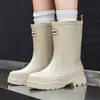 Botas de Lluvia Estilo Coreano de Moda Transfronterizas para Mujer, Suela Gruesa, Cómodas, Antideslizantes, Resistentes al Desgaste, Zapatos de Agua Versátiles para Exteriores, Zapatos de Goma Antideslizantes para Cocina para Mujer