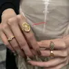 Anel de Margarida Dourado Totalmente Cravejado com Diamantes de Aba Larga Estilo Old Money Moda Retrô Vintage Anel Versátil Empilhável de Nicho