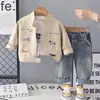 Roupa de Primavera para Meninos 2026 Nova Estilosa Casual Menino Pequeno Gola Alta Estampa de Cachorro Jaqueta de Couro Conjunto de Três Peças Primavera e Outono