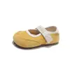 Zapatos de cuero estilo coreano para niñas, modelo nuevo de otoño 2026 de moda, zapatos casuales de corte bajo para niñas pequeñas, zapatillas deportivas de moda al por mayor