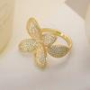 Anillo de moda Aogu de lujo ligero chapado en cobre en oro de 18 quilates con circonitas geométricas y apertura para mujer, anillo de alta gama combinable con todo.