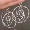 Brincos Vintage Cool de Estrela Martelada em Múltiplas Camadas para Mulheres, Design de Nicho com Sensação de Luxo, Tarrachas Doces e Cool que Fazem o Rosto Parecer Menor