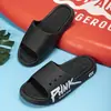 Venta especial de liquidación en pantuflas para hombre, disponibles en varios tamaños y estilos, incluyendo chanclas y sandalias de dedo, adecuadas para puestos y mercados nocturnos