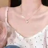 Collar Colgante de Corazón Estilo Francés para Mujer, Nuevo Modelo 2026, Diseño de Nicho de Lujo Ligero, Cadena para Clavícula Dulce de Gama Alta