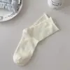 Calcetines de confinamiento para mujer de primavera y verano anti-pilling de color sólido sin costuras con rizo de rayas verticales, calcetines de tubo suelto de algodón fino transpirable apilados