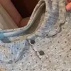 Moderna y versátil, nuevo top de encaje de manga larga para niña con lunares grises para primavera y otoño, resistente a la suciedad