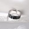 Anillo geométrico de pegamento Europa y América diseño nicho rojo neto ins alto sentido negro blanco gris anillo abierto para dedo al por mayor