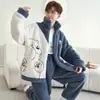 Conjunto de pijama de forro polar de coral para hombre de otoño e invierno, con un diseño engrosado temático de dibujos animados, mangas largas y un tejido de franela cálido y cómodo