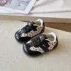 Zapatillas infantiles con estampado floral, nueva colección otoño/invierno 2026, zapatos de interior de punta redonda para niñas, adecuados para el jardín de infancia, y diseñados en estilo de zapatillas de entrenamiento alemanas