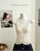 Camisola de encaje estilo francés con escote en V profundo y hermoso diseño en la espalda, copas triangulares finas fijas con almohadillas en el pecho, camiseta sin mangas adelgazante para usar en capas