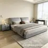 Cama de arte en piel con cabecero grande estilo nube minimalista italiano, cama matrimonial con tapicería suave segmentada, tejido de piel tecnológica, cama de boda de lujo ligero para dormitorio principal