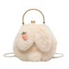 Bolsas de Pelúcia Outono e Inverno para Mulheres 2026 Novo Estilo Bolsa Transversal com Corrente de Pérola Popular Bolsa de Coelho de Pelúcia com Clipe de Mão