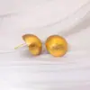 Brincos de Latão Banhado a Ouro com Strass, Design de Nicho Luxuoso, Acabamento Escovado, Brincos Redondos Cor de Ovo de Pombo com Borboleta, Alta Retenção de Cor
