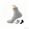 Calcetines Deportivos Casuales de Color Sólido para Otoño e Invierno, Simples y Versátiles, Calcetines de Media Pantorrilla Negros, Blancos y Grises, Anti-Olor, Absorbentes de Sudor, Transpirables para Hombre
