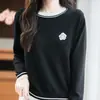 Suéter de Punto de Manga Larga con Bordado de Camelia, Cuello Redondo para Otoño e Invierno, para Cubrir la Piel y Lucir Delgado, Versátil Top de Punto Interior de Color Contrastante para Mujer