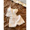 Conjunto de Pijama de Renda com Alças Delicadas e Bojo Integrado para Mulheres Verão 2026 Novo Conjunto de Camisola e Shorts para Casa Adequado para Sair