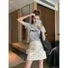 Camiseta Gris de Manga Corta con Estampado de Cachorros Estilo Americano para Mujer, Nuevo Top de Verano Ajustado Moderno