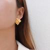 Pendientes de textura especial plisados con joyería de temperamento francés, chapados en acero de titanio y oro de 18 quilates, pendientes de viento frío para mujer al por mayor