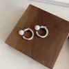 Brincos de Argola com Fecho de Pressão Simples e Modernos Estilo Frio Perolados Curvos em Forma de C Desmontáveis de Luxo Leve Design de Nicho