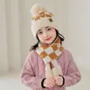 Nuevo Conjunto de Dos Piezas de Lana Jacquard con Cara Sonriente y Cuadros, Sombrero y Bufanda de Invierno para Niños, Cálido, con Bola de Pelo, Versión Engrosada