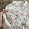 Ropa de casa de gasa de doble capa, suave y acogedora, con estampado de fresas y conejos, cárdigan de cuello solapa, ropa de estar de manga larga