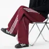 Calça casual masculina com três listras, nova coleção primavera/outono 2026, perna larga, corte reto, calça de moletom, um estilo popular este ano, calça de modelagem solta