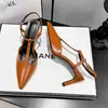 Sandalias de Tacón Medio Abiertas por Detrás con Correa Cruzada de Charol Puntiagudas para Primavera/Verano 2026