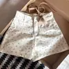 Shorts de mezclilla con estampado floral de diseño cuidadosamente seleccionado para tallas grandes de mujer, bordado de gato de verano, corte holgado, pantalones cortos ajustados de pierna ancha que estilizan
