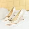 886-2 Zapatos de tacón alto de estilo retro europeo y americano para mujer Tacones de aguja Boca poco profunda Punta afilada Hebilla de metal Decorativa Planos