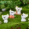 Novos e adoráveis acessórios de decoração DIY para paisagismo em miniatura com coala, esfera de cristal, miniaturas fofas de coala em resina