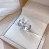 [No se decolora] Anillo de discoteca minimalista de viento frío de acero de titanio con mariposa para hombres y mujeres, anillo de comida simple con personalidad moderna.