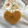 Llave de felpa de corazón de melocotón de venta caliente, llavero de bola de pelo de amor, colgante para bolsos de mujer, adornos para coche, venta al por mayor