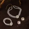 Collar y pulsera de perlas de imitación con flor de diamante francés, cadena de clavícula de nicho de moda, joyería de alta gama que combina con todo.
