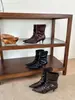 []2026 Otoño/Invierno Nueva Llegada Botas de Mujer con Punta Fina y Tacón de Aguja Moda Francesa Elegante Cremallera Trasera Botines Plisados