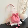 2026 Verão Nova Bolsa Pequena Transversal Estilo Coreano Texturizada para Compras Bolsa Saco com Cordão Bolsa de Ombro Dobrada em Couro Macio Bolsa Feminina para Revenda